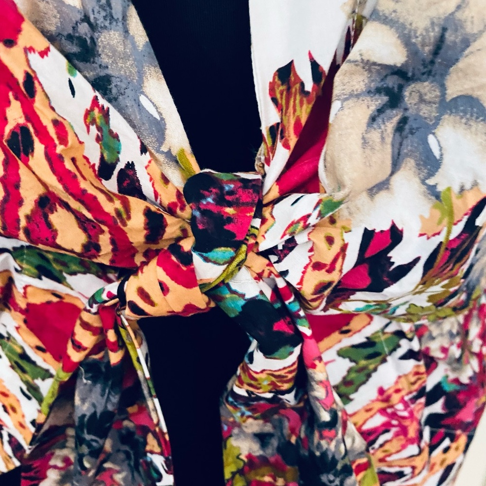 Button up Floral Blouse - Picture 4 of 6